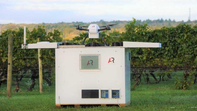 Dron na lansirnoj rampi u polju.