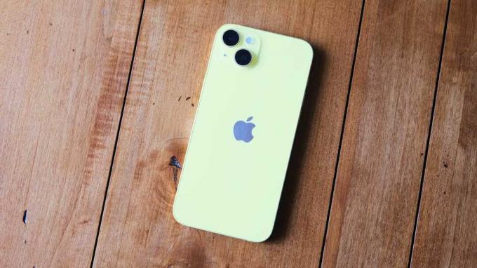 iPhone 14 Plus in giallo su un tavolo.