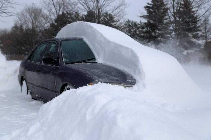 سيارة متوقفة مغطاة بالثلج.jpg