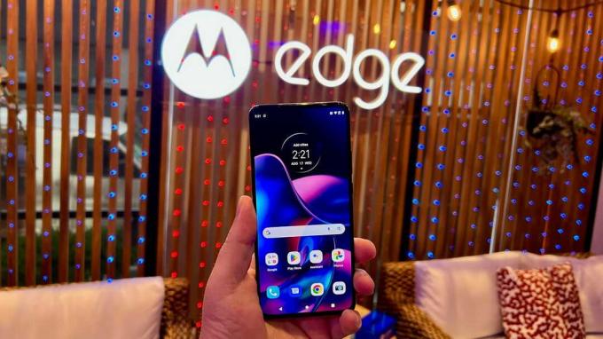 Ruka drží smartfón Motorola Edge 2022