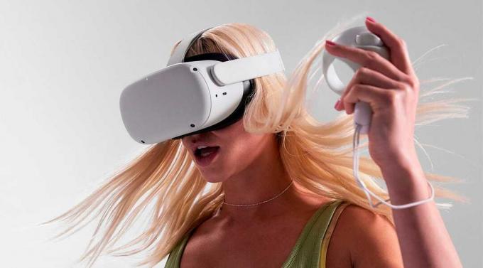 Крупный план молодой блондинки в гарнитуре Meta Quest 2 VR.